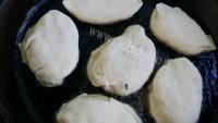 美味佳肴般的韭菜盒子做法图解7)