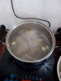 美味的大骨莲藕汤做法图解7)