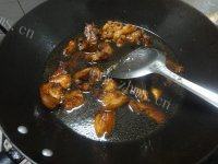 家常红烧肉焖土豆做法图解5)