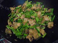 美味蒜薹回锅肉做法图解7)