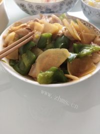 家常菜大辣椒炒土豆片
