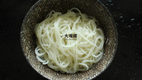特色美食正宗柳州螺蛳粉做法图解6)