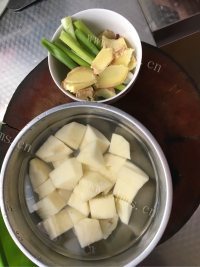 回味无穷的排骨烧土豆做法图解3)