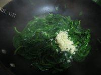 迷人的蒜蓉菠菜做法图解5)