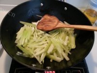 家常菜莴笋炒肉丝做法图解5)