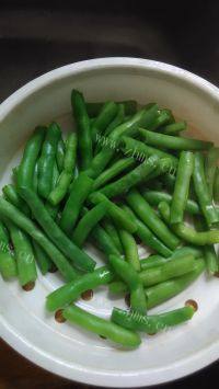 家常菜四季豆炒腊肠做法图解3)