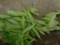 家常菜芹菜炒土豆片做法图解2)