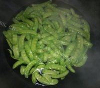 在家做的荷兰豆炒腊肠做法图解4)