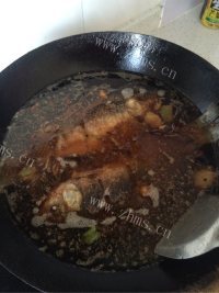 色泽鲜亮的红烧鲫鱼做法图解4)