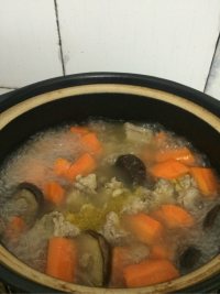 美味的红萝卜排骨汤