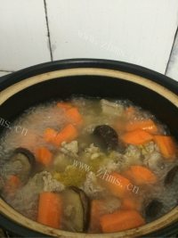 美味的红萝卜排骨汤