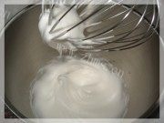自己做的炼乳戚风蛋糕做法图解4)