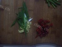 家常菜蒜台炒肉做法图解2)
