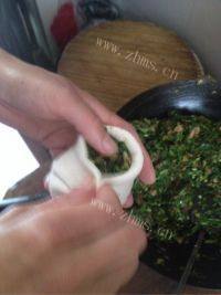 美味的韭菜猪肉包做法图解7)