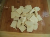 美味的三文鱼头豆腐汤做法图解2)