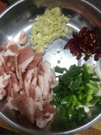 珍馐美味的酸菜炒肉做法图解2)