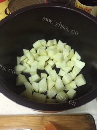 芳香四溢的番茄土豆牛腩汤做法图解2)