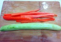 色泽鲜亮的紫菜包饭做法图解5)