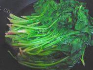 口齿留香的蒜香菠菜做法图解3)