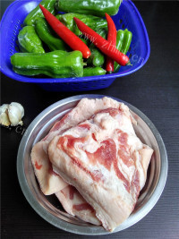 香飘十里的青椒回锅肉做法图解1)