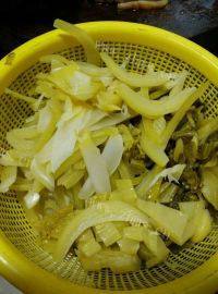 家常菜酸菜扣肉做法图解3)