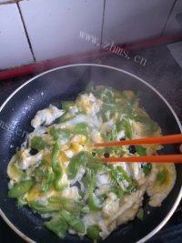 饱满的青椒炒蛋做法图解7)