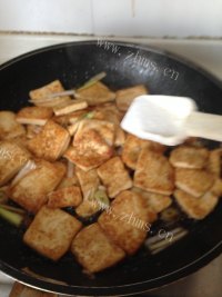 香喷喷的香煎豆腐做法图解7)