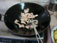 美味的土豆炒肉做法图解4)