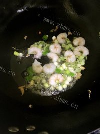 五彩虾仁蛋炒饭做法图解8)