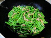 诱人的豇豆炒肉丝做法图解9)