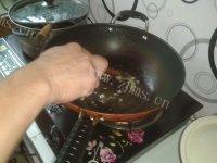 诱人的菜花炒肉片做法图解4)