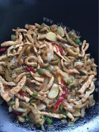 美味的榨菜肉丝面做法图解4)