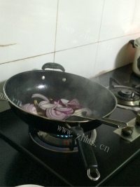 质嫩爽口的洋葱炒肉做法图解5)