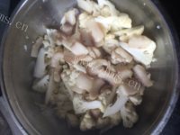色泽鲜亮的花菜烧肉做法图解5)