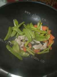 咸甜适中的肉片炒荷兰豆做法图解3)