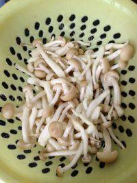 家常蟹味菇肉丸汤做法图解3)