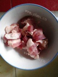 味道不错的蒜苗炒肉做法图解2)
