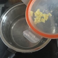 美味营养的虾皮紫菜汤做法图解3)