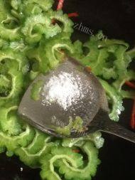 「健康美食」苦瓜炒蛋做法图解7)