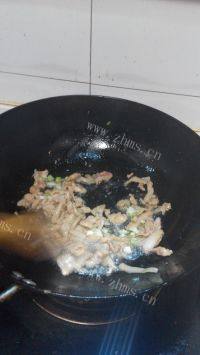 家庭式芹菜炒肉做法图解2)