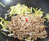 家常菜肉丝蒜黄做法图解7)