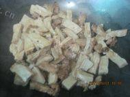 家常菜豆腐干炒肉做法图解5)