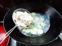 美味的豆腐丝瓜汤做法图解6)