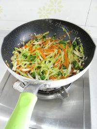 自制蔬菜炒面做法图解4)