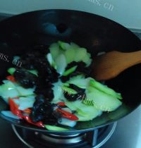 美味的芥蓝炒山药做法图解4)