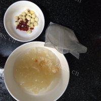 美味牛奶炖银耳做法图解1)