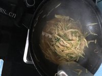 诱人的茭白炒肉丝做法图解6)