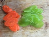 美味的豆浆鲫鱼汤做法图解2)