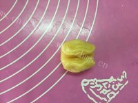 自制紫薯蛋黄酥做法图解12)