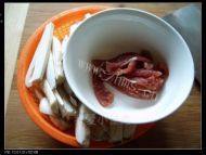 鸡腿菇炒肉做法图解2)